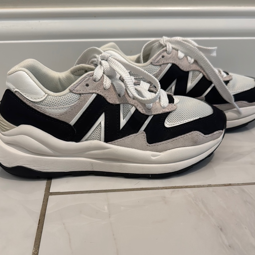 New Balance Women's Black White Gray Chunky Athletic Sneakers